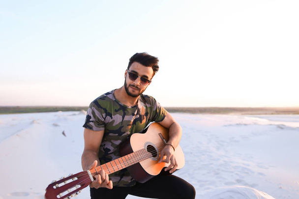 Müzik gitar san arasında oynayan genç Müslüman adam portresi - Fotoğraf, Görsel