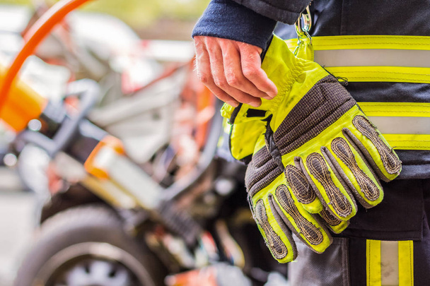 Feuerwehr arbeitet mit professionellem Werkzeug an Unfallauto - Foto, Bild