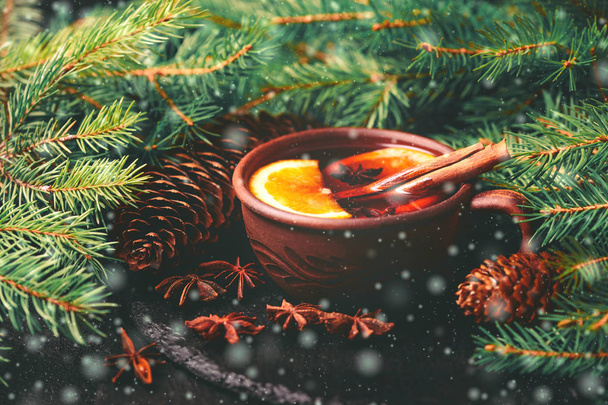 Hot mulled wine. Christmas tree branches and cones. Holidays. - Foto, Imagen