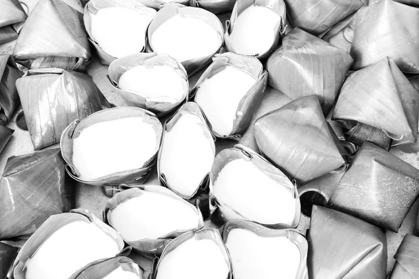 Γεμιστές ζύμη πυραμίδα υφή μαλακό τόνος λευκού χρώματος - Φωτογραφία, εικόνα