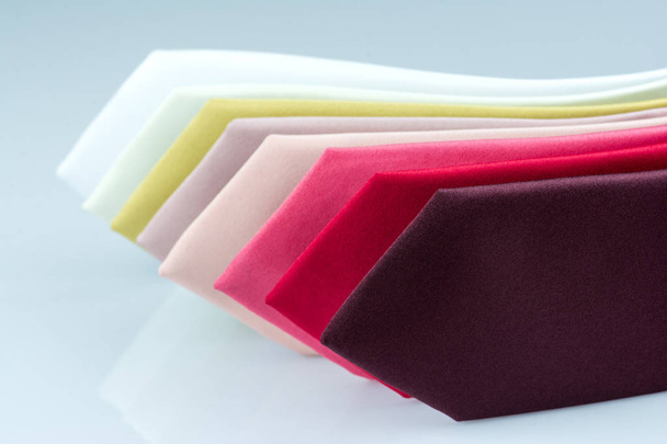 абстрактний фон стильних різнокольорових краваток. крупним планом бордовий, червоний, кораловий, персиковий, блідо-рожевий, золотий, слонова кістка і білі краватки
 - Фото, зображення