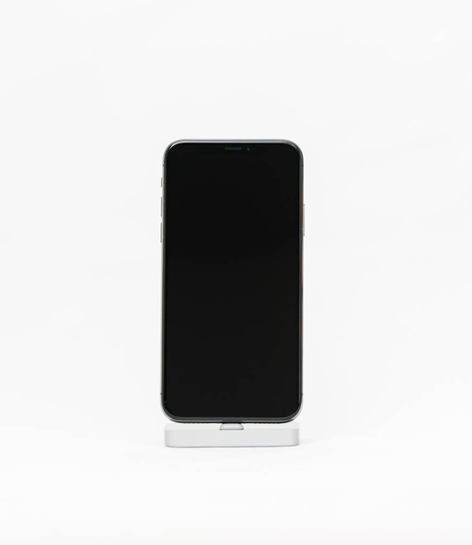 Apple iphone X απομονωμένες λευκό φόντο μαύρο οθόνη - Φωτογραφία, εικόνα