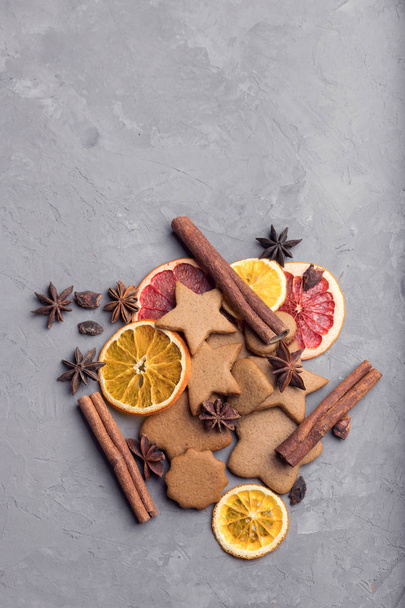 Christmas treats, a ginger cookies with anise and cinnamon. - 写真・画像