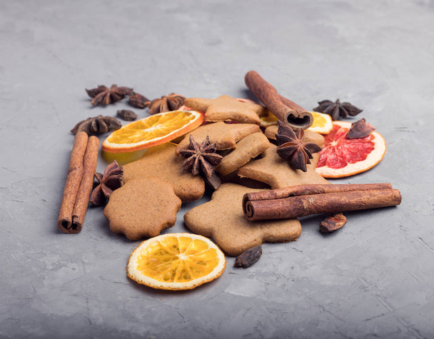 Christmas treats, a ginger cookies with anise and cinnamon. - Fotoğraf, Görsel