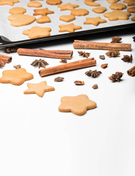 Christmas gingerbread cookies on a baking pan and baking sheet - Fotografie, Obrázek