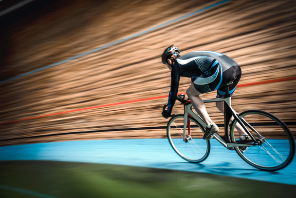 Atleta en una pista de ciclismo
 - Foto, imagen