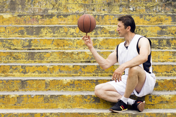 jogador de basquete nas escadas
 - Foto, Imagem