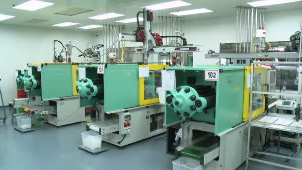 Máquinas en una gran planta de fabricación
 - Metraje, vídeo