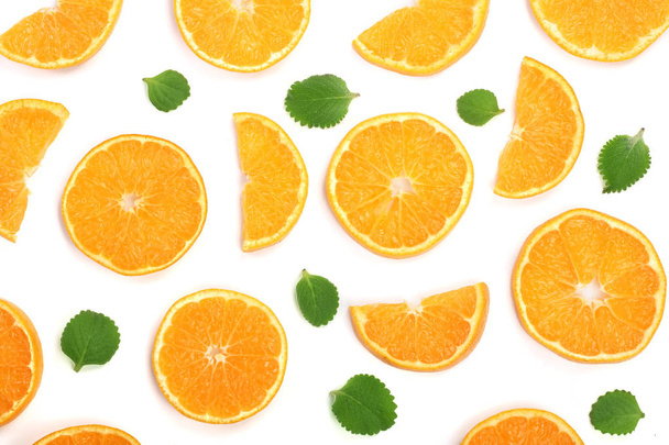 Φέτες από πορτοκάλι ή μανταρίνι με δυόσμο φύλλα απομονωθεί σε λευκό φόντο. Επίπεδη lay, κορυφαία θέα. Σύνθεση φρούτων - Φωτογραφία, εικόνα
