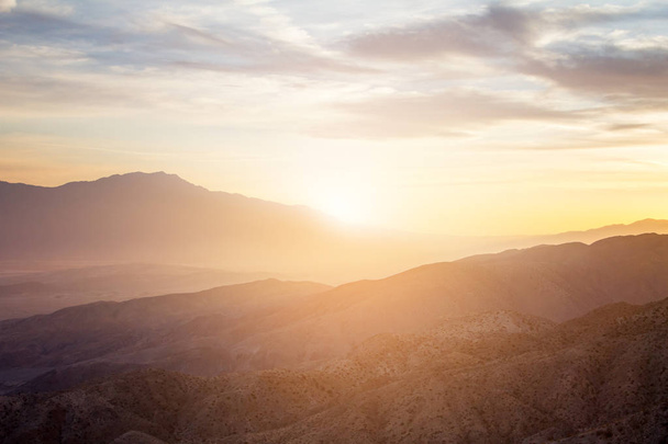 Cielo colorido sobre una escena de paisaje montañoso del desierto California
 - Foto, imagen