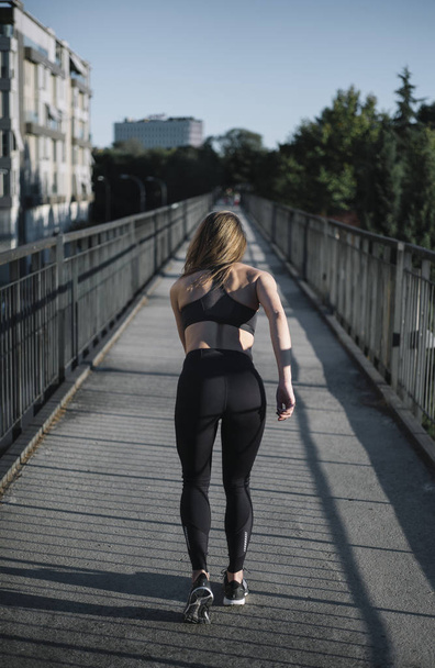 running woman in the city - Фото, изображение