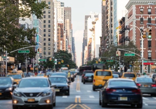 Traffic along 3rd Avenue in New York City - Zdjęcie, obraz