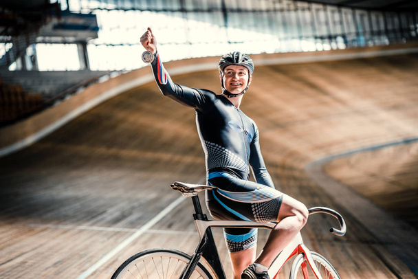 Νέος ποδηλάτης στο Ποδηλατοδρόμιο - Φωτογραφία, εικόνα
