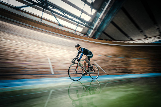Sportivo professionista su velodromo
 - Foto, immagini