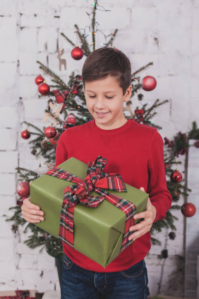Мальчик Новый год с подарками в руках
 - Фото, изображение