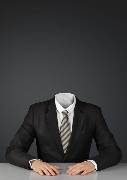 Geschäftsmann ohne Kopf im Dunkeln mit Kopierraum - Foto, Bild