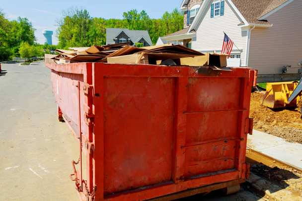 Φορτωμένο dumpster κοντά σε μια κατασκευή, Αρχική ανακαίνιση - Φωτογραφία, εικόνα
