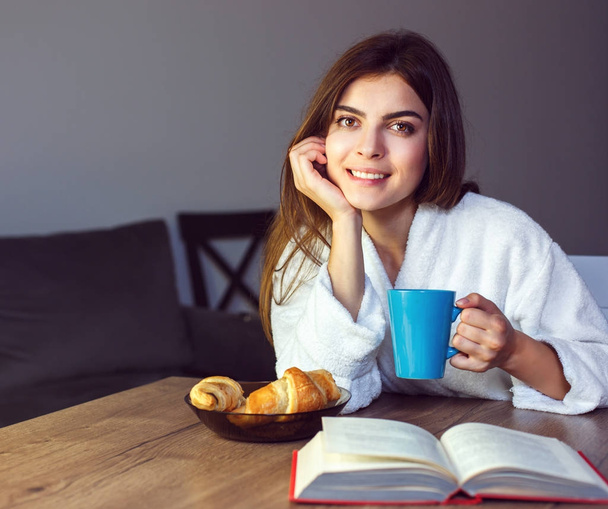 Girl Enjoys Coffee Time - Foto, Imagen