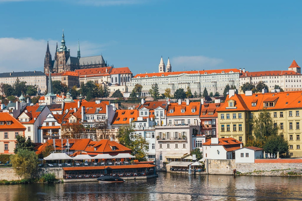 Στον ποταμό Μολδάβα και το κέντρο της παλιάς πόλης της Πράγας, την πρωτεύουσα της Τσεχίας - Φωτογραφία, εικόνα