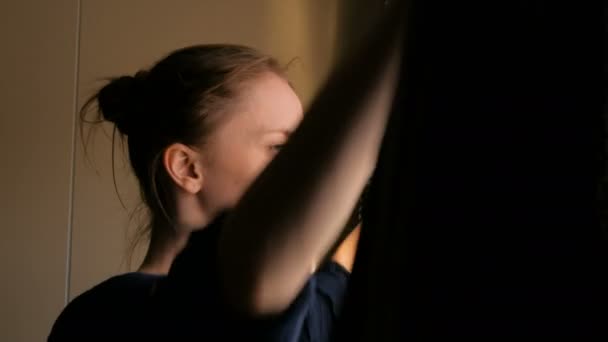 mujer abriendo cortinas de ventana
 - Metraje, vídeo