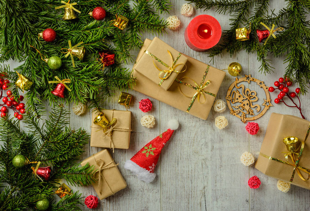 Biglietto natalizio festivo con rami di abete e decorazioni festive
  - Foto, immagini
