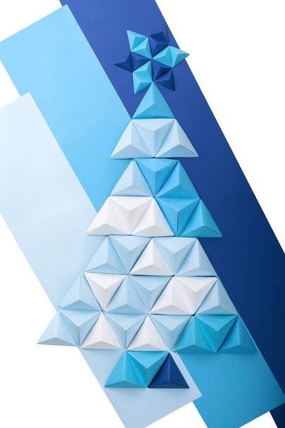 Christmas tree made of paper poly tetrahedron .On white background.Creative christmas tree.Geometric - Foto, afbeelding