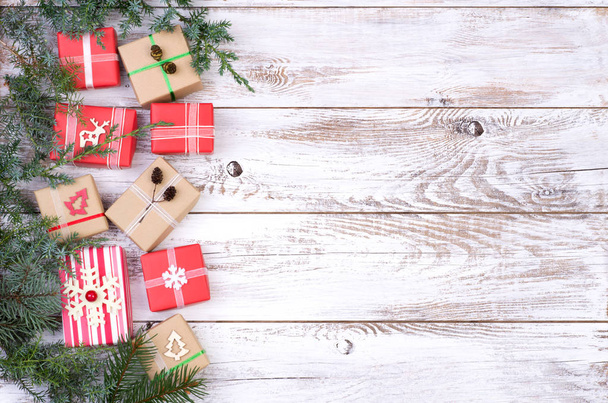 Karácsonyi ajándékokat a fehér fa háttér, másol hely, felülnézet  - Fotó, kép