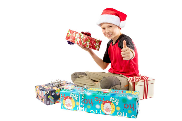 Pré-adolescent garçon et une sélection de cadeaux de Noël
 - Photo, image