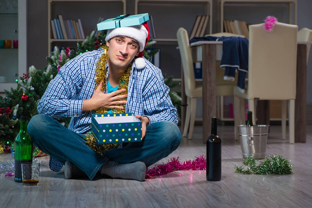 Мужчина празднует Рождество дома один - Фото, изображение