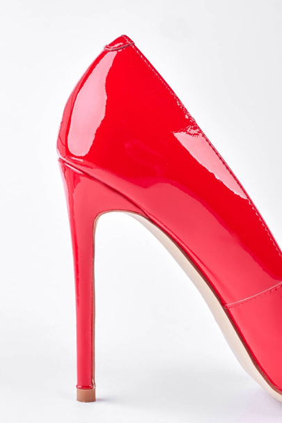 Red female high heel in profile. - Fotoğraf, Görsel