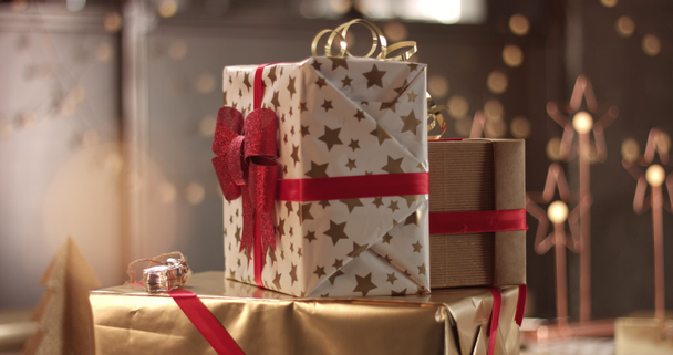 Vánoční dárky v krásných krabičkách - Záběry, video
