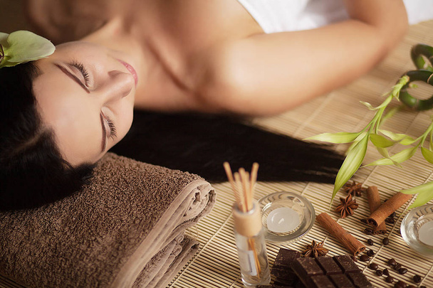 gezicht massage. Close-up van een jonge vrouw krijgen spa-behandeling. - Foto, afbeelding