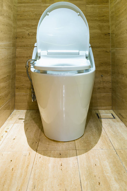 Keraaminen wc kulho ja graniitti laatat tausta
 - Valokuva, kuva