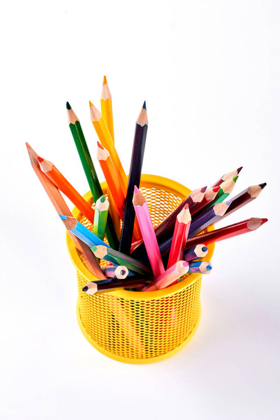 Разноцветные карандаши в металлическом горшке
. - Фото, изображение