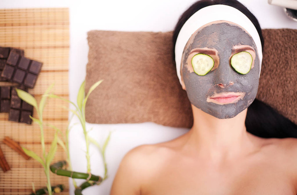Güzellik Salonu, kadın sağlık. Kozmetik prosedür kadının yüzüne göz maskesi azaltıcı ve salatalık dilimleri - Fotoğraf, Görsel