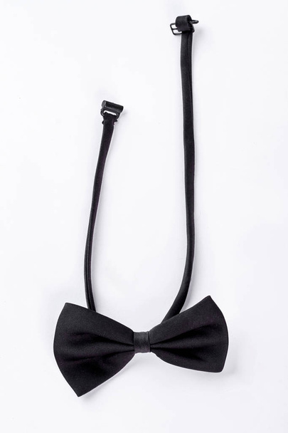 Класична чорна краватка з бантом, білий фон
. - Фото, зображення