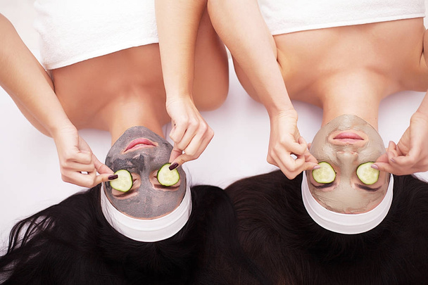 Девушки в косметической процедуре с огуречными ломтиками
 - Фото, изображение