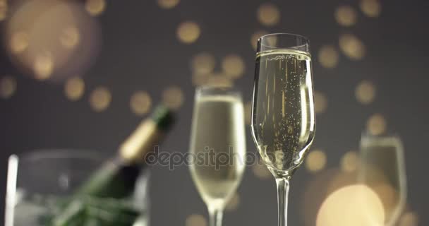Burbujas festivas en una copa de vino espumoso
 - Imágenes, Vídeo