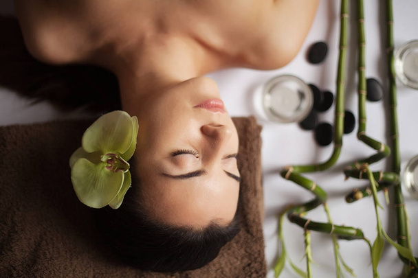 Jovem mulher bonita no spa recebe uma massagem facial
 - Foto, Imagem