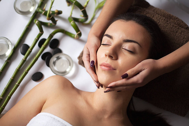 Masseur doing massage on woman body in the spa salon. Beauty treatment concept. - Fotoğraf, Görsel