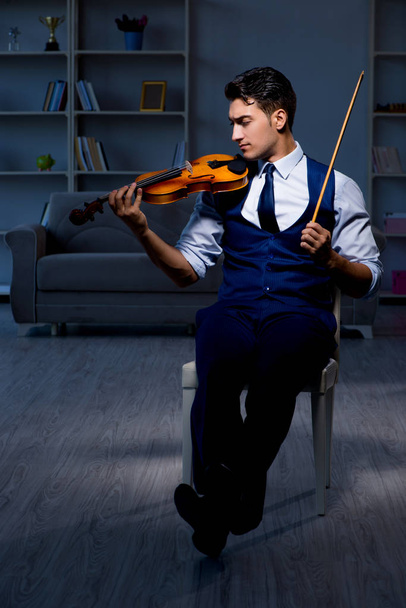 Młody muzyk ćwiczący grę na skrzypcach w domu - Zdjęcie, obraz