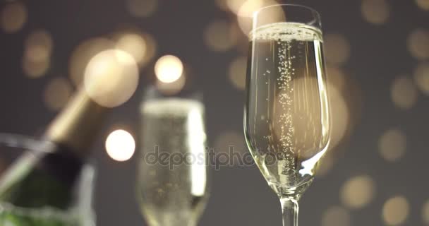 Slavnostní bublinky ve sklenici šumivého vína - Záběry, video