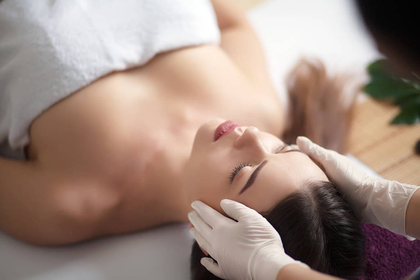 Masseur doing massage on woman body in the spa salon. Beauty tre - Fotó, kép