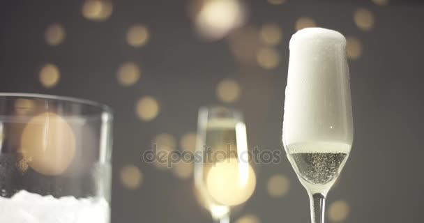 Vylévání šampaňského do sklenice flétna - Záběry, video