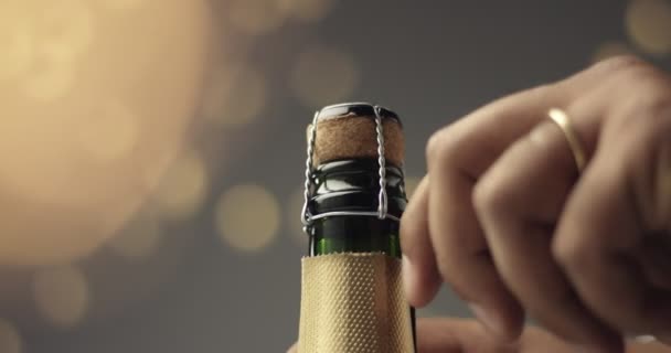 Opening a bottle of champagne - Video, Çekim