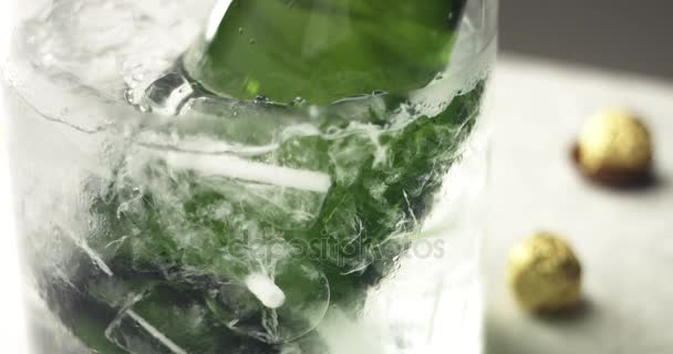 Tilt video van champagne fles in ijs emmer - Video