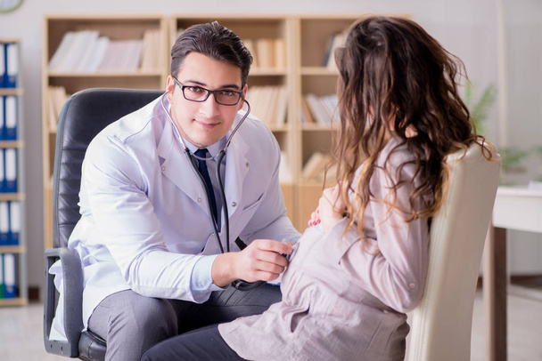 Donna incinta in visita dal medico per consultazione - Foto, immagini