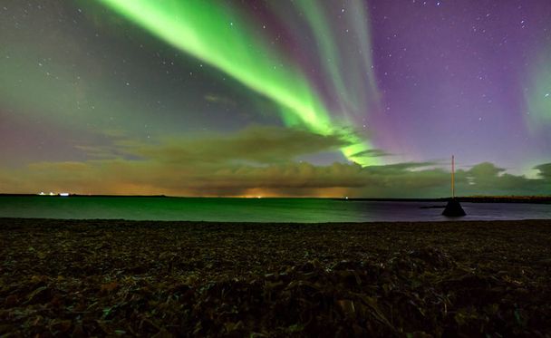 Aurora Boreal sobre el paisaje en Islandia
 - Foto, imagen
