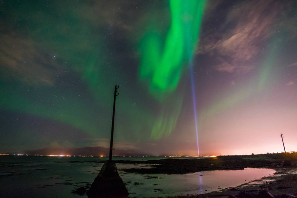 Revontulet Aurora Borealis maiseman yläpuolella Islannissa
 - Valokuva, kuva