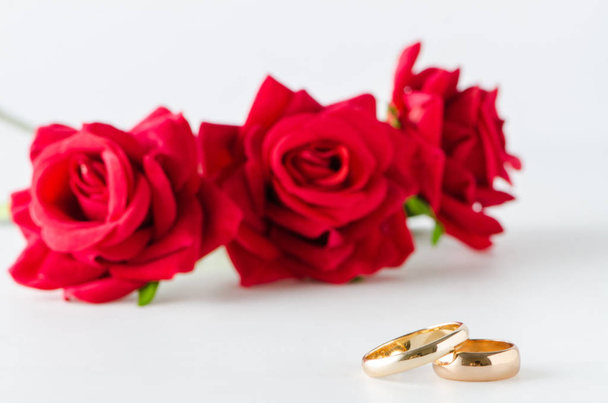 Esküvői koncepció gyűrűkkel és rózsákkal - Fotó, kép
